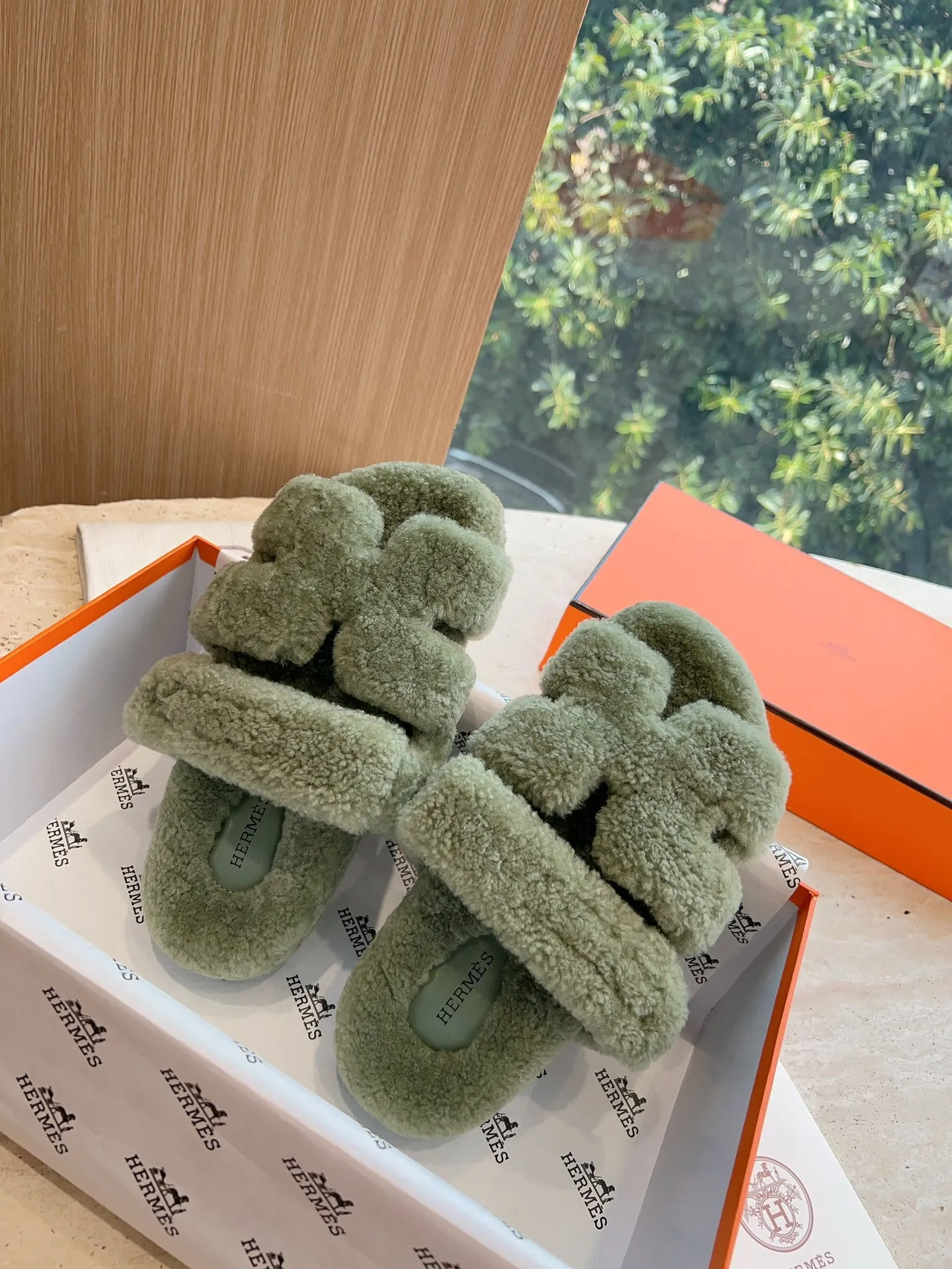 👟👟Ex-factory price 500👟👟 (Top version) Hermes Hermès Second Uncle Fur Slippers Can be made without standard: [Note: No standard needs to be customized] In 2024, the official website and Xiaohongshu will synchronize the latest color matching Hermès hot models, upgraded workmanship, high quality! Fashionable small wool H-slip autumn and winter style flat-soled wool mop. Fabric: Imported lamb's roll real wool. Lining: Imported lamb's roll real wool. Outsole: Genuine leather outsole. Size: 35-43, [Note: 41, 42, 43 customized]